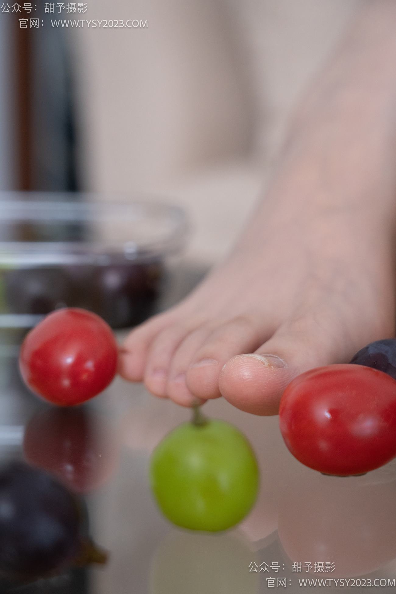 图片[79]-甜予摄影 NO.080期：璇璇-校服、板鞋、裸足、光脚踩小西红柿葡萄的剧情[134P] – 速更版-美库