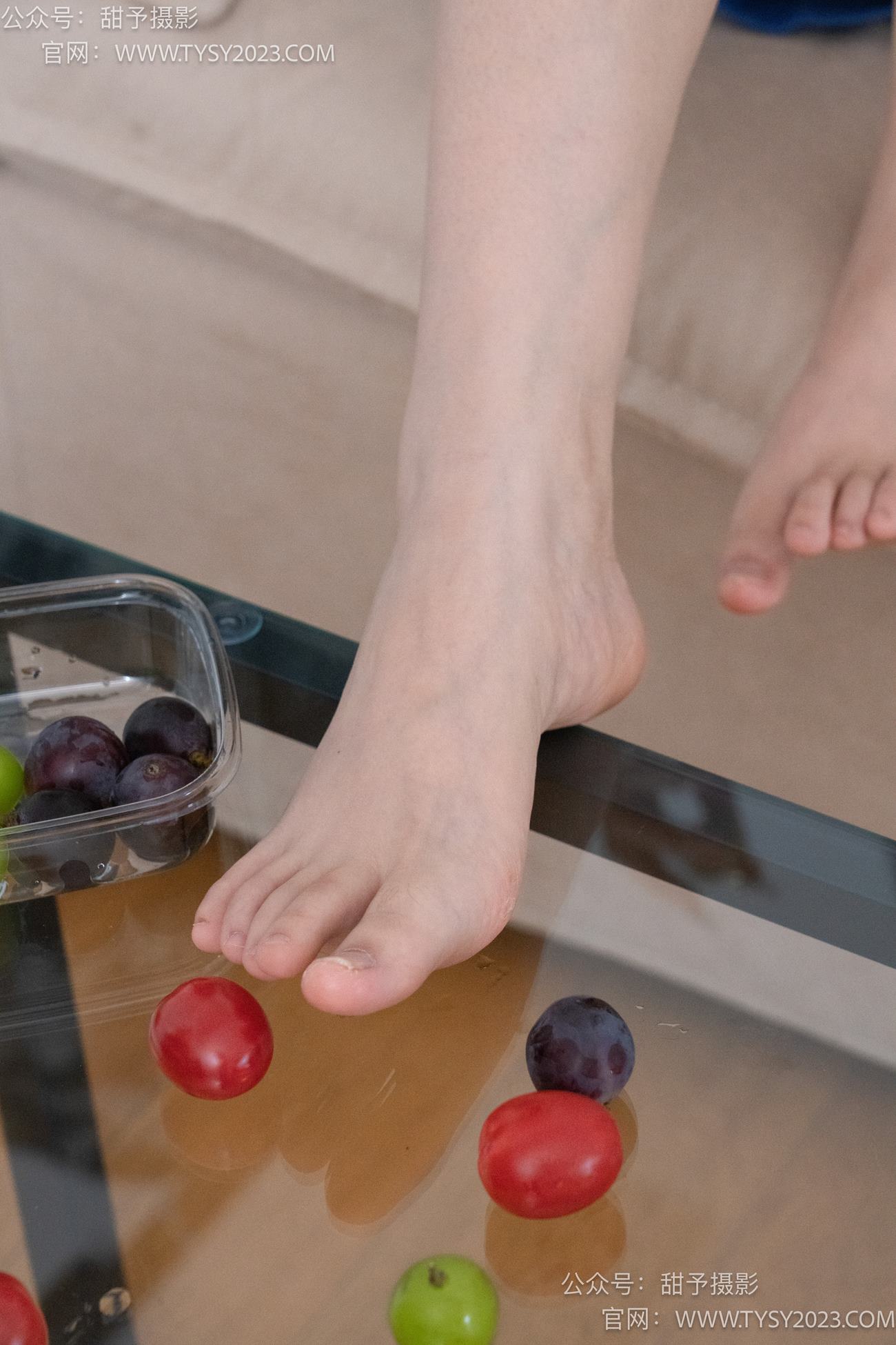 图片[89]-甜予摄影 NO.080期：璇璇-校服、板鞋、裸足、光脚踩小西红柿葡萄的剧情[134P] – 速更版-美库