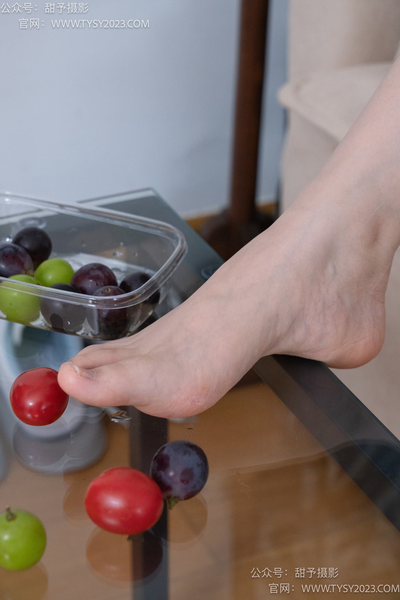 图片[91]-甜予摄影 NO.080期：璇璇-校服、板鞋、裸足、光脚踩小西红柿葡萄的剧情[134P] – 速更版-美库