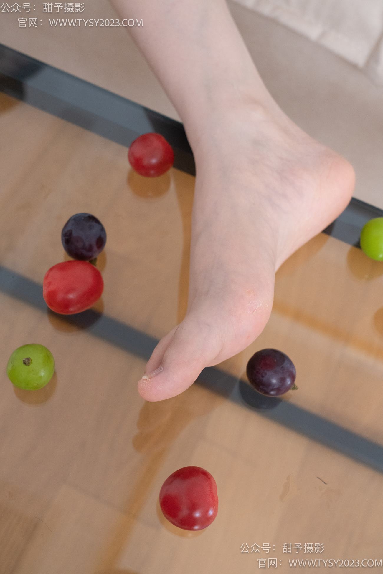 图片[93]-甜予摄影 NO.080期：璇璇-校服、板鞋、裸足、光脚踩小西红柿葡萄的剧情[134P] – 速更版-美库