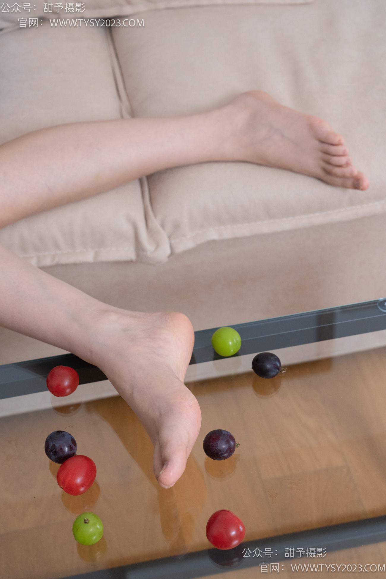 图片[96]-甜予摄影 NO.080期：璇璇-校服、板鞋、裸足、光脚踩小西红柿葡萄的剧情[134P] – 速更版-美库