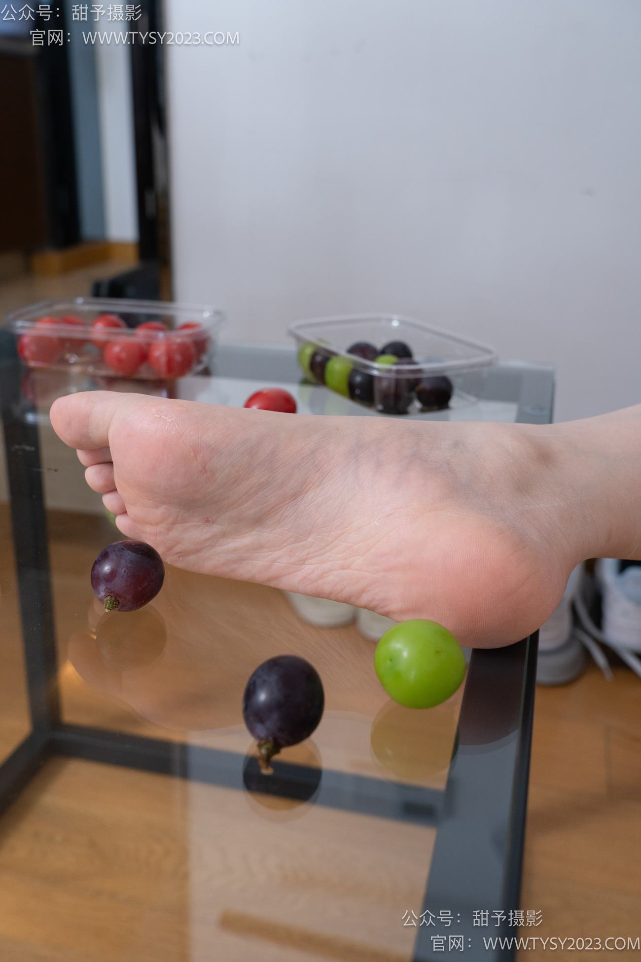 图片[98]-甜予摄影 NO.080期：璇璇-校服、板鞋、裸足、光脚踩小西红柿葡萄的剧情[134P] – 速更版-美库