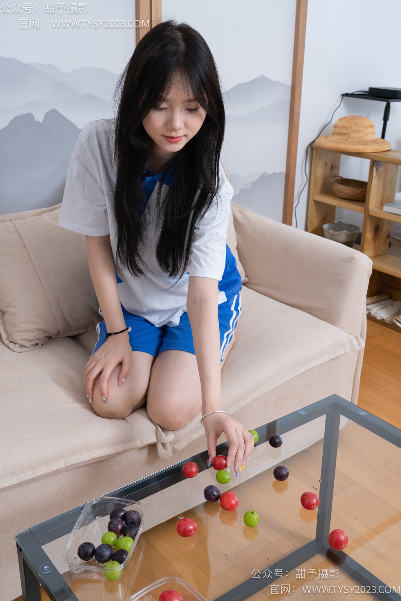 图片[103]-甜予摄影 NO.080期：璇璇-校服、板鞋、裸足、光脚踩小西红柿葡萄的剧情[134P] – 速更版-美库