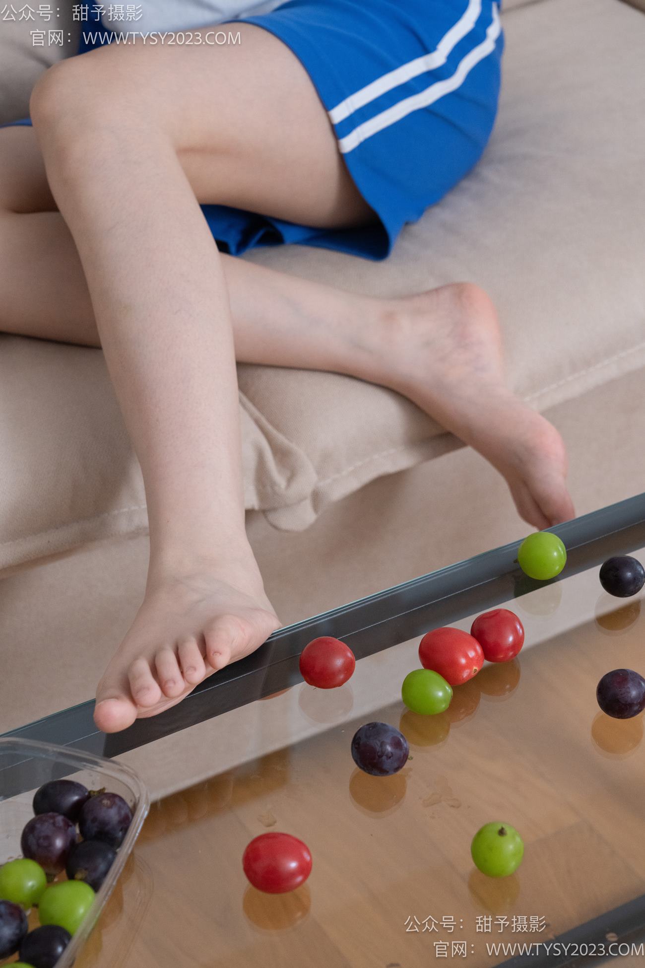 图片[108]-甜予摄影 NO.080期：璇璇-校服、板鞋、裸足、光脚踩小西红柿葡萄的剧情[134P] – 速更版-美库