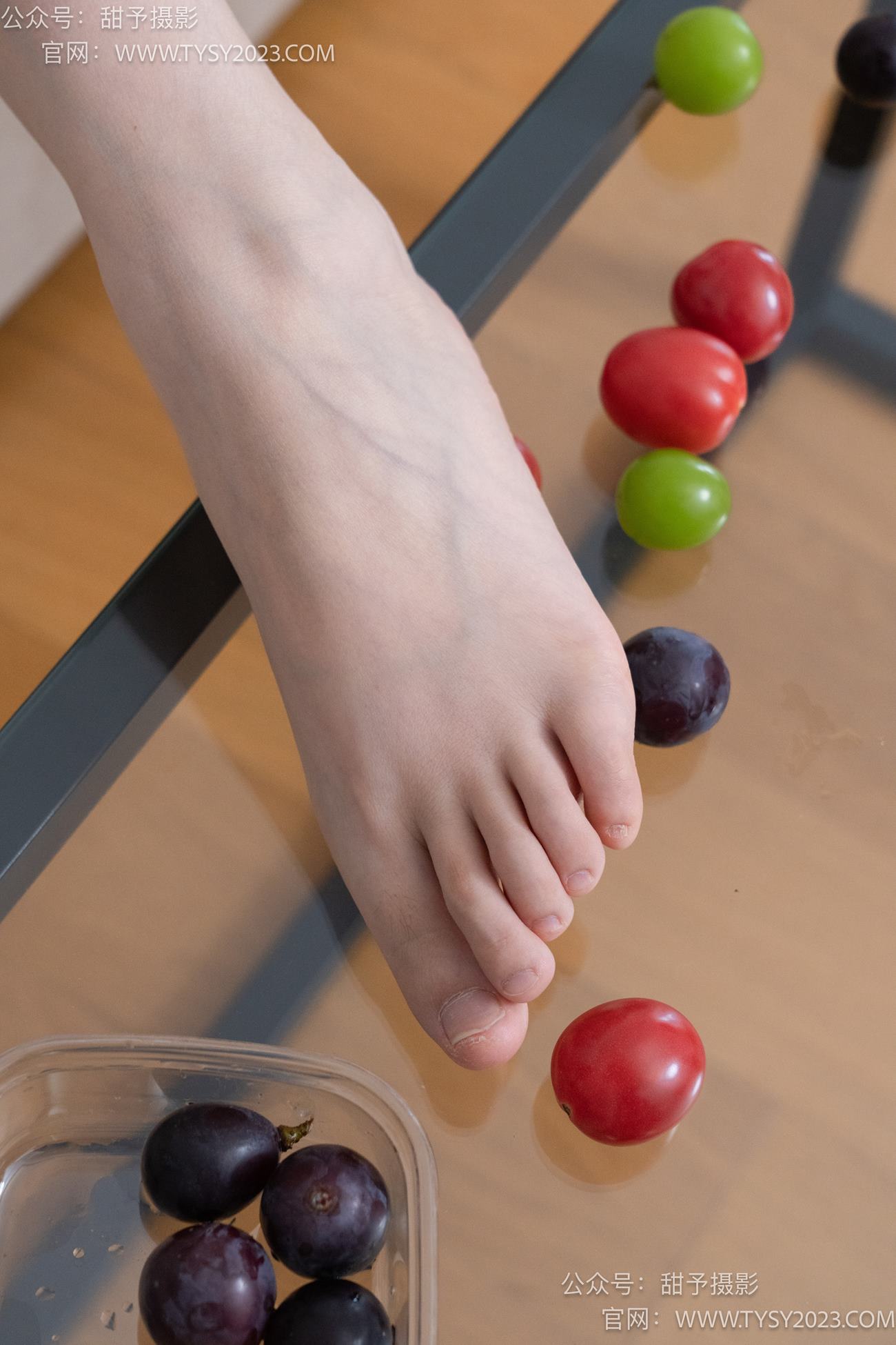 图片[109]-甜予摄影 NO.080期：璇璇-校服、板鞋、裸足、光脚踩小西红柿葡萄的剧情[134P] – 速更版-美库