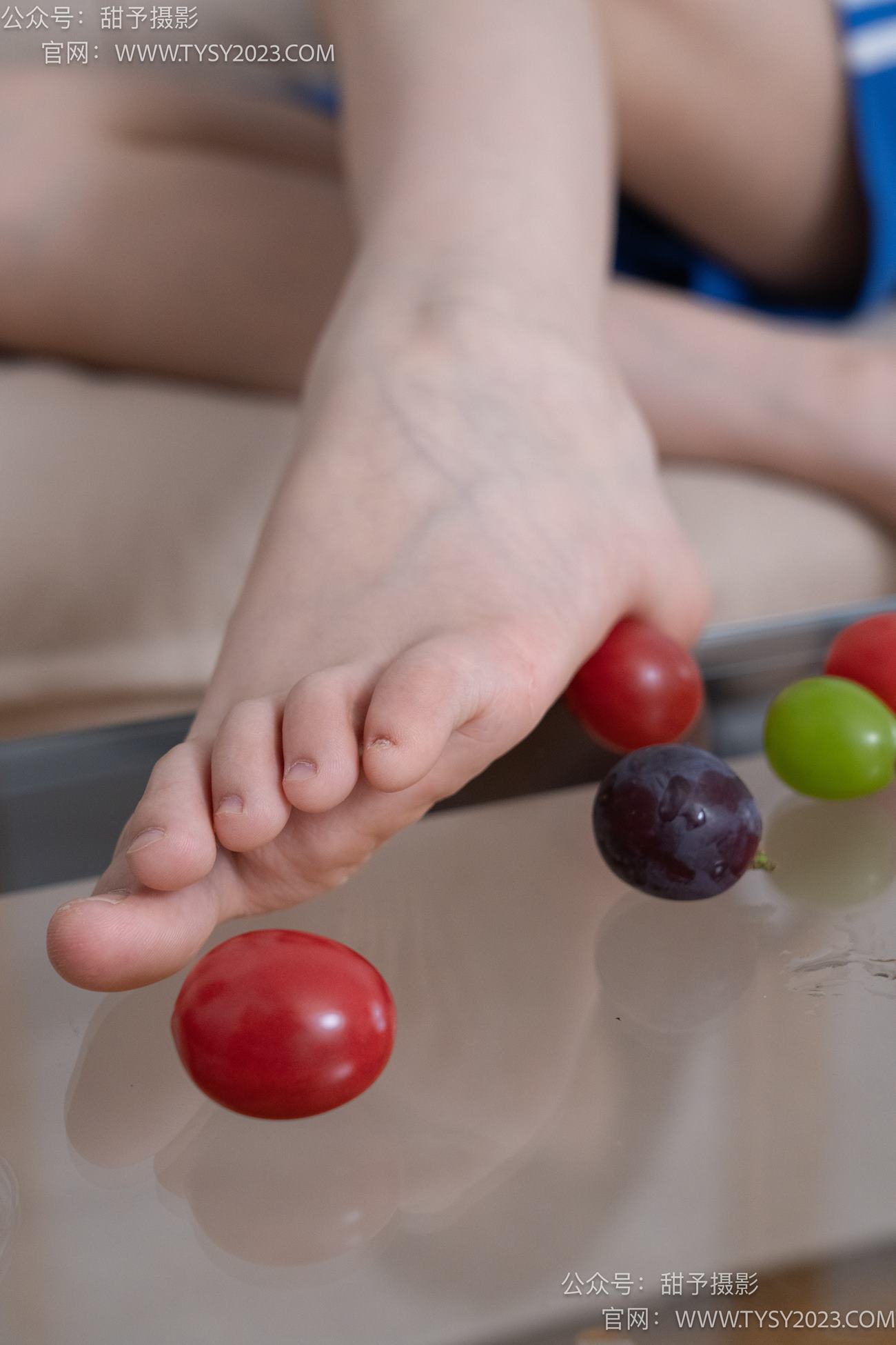 图片[110]-甜予摄影 NO.080期：璇璇-校服、板鞋、裸足、光脚踩小西红柿葡萄的剧情[134P] – 速更版-美库