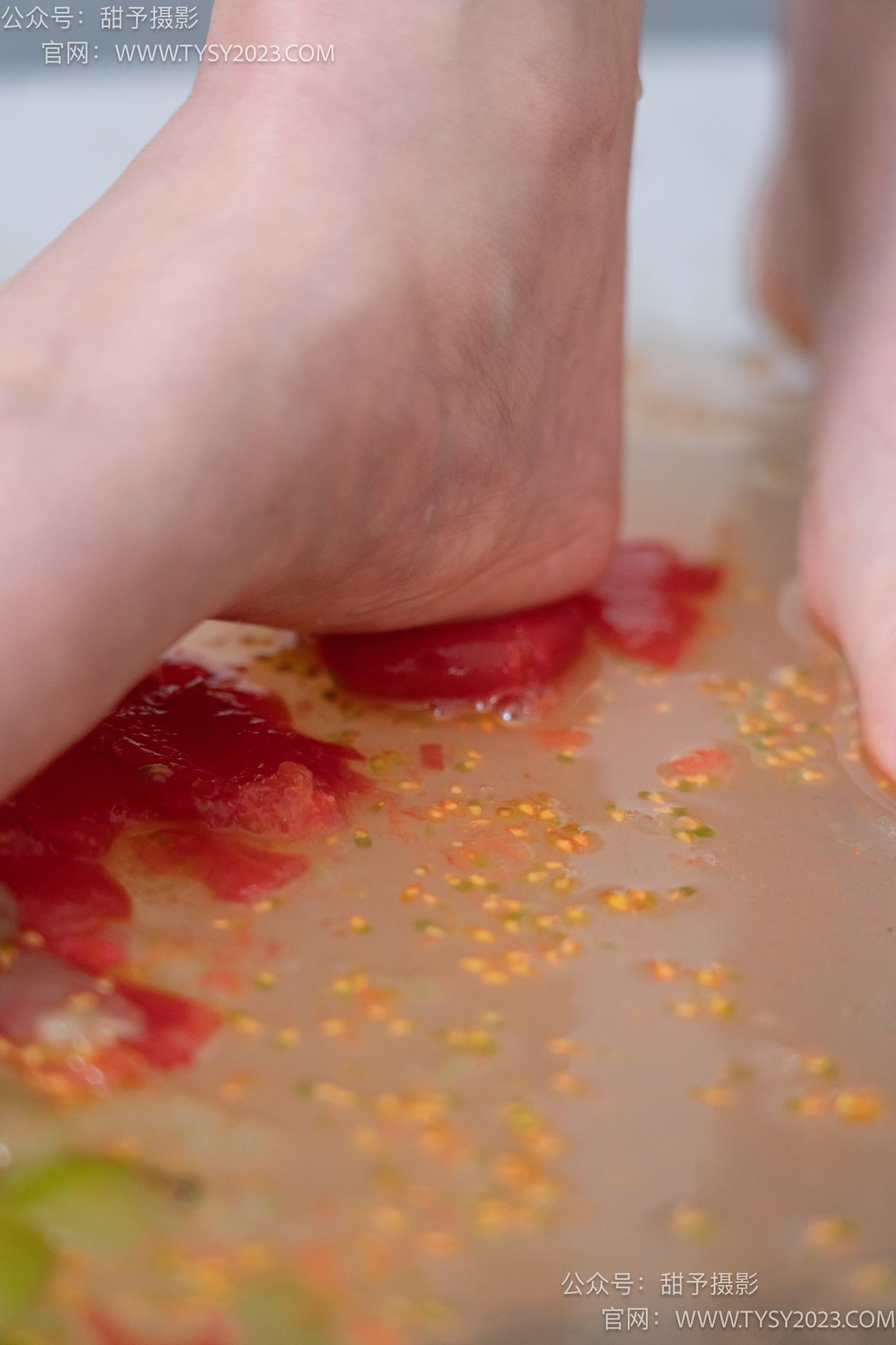 图片[121]-甜予摄影 NO.080期：璇璇-校服、板鞋、裸足、光脚踩小西红柿葡萄的剧情[134P] – 速更版-美库