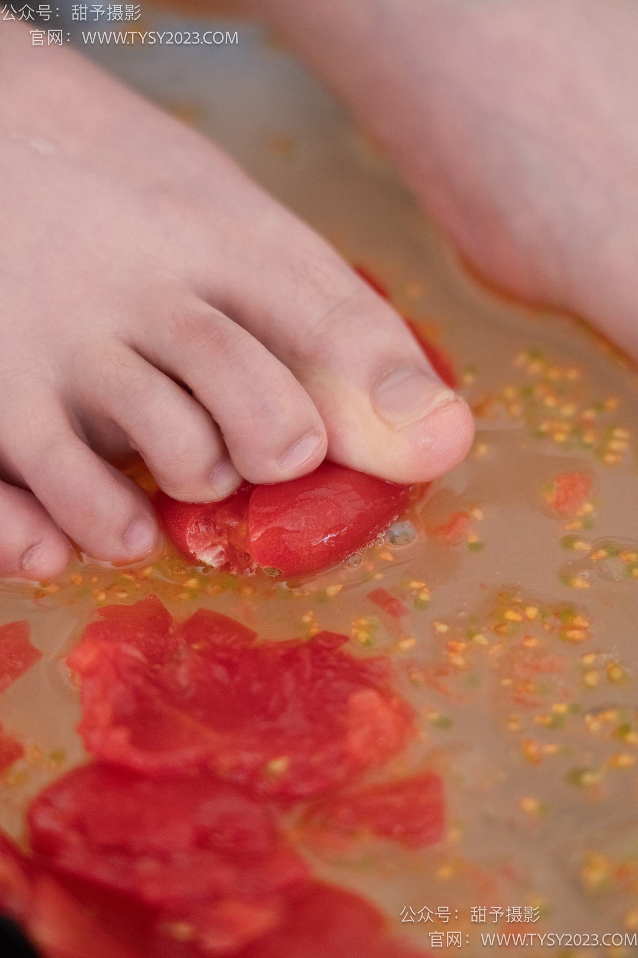 图片[123]-甜予摄影 NO.080期：璇璇-校服、板鞋、裸足、光脚踩小西红柿葡萄的剧情[134P] – 速更版-美库