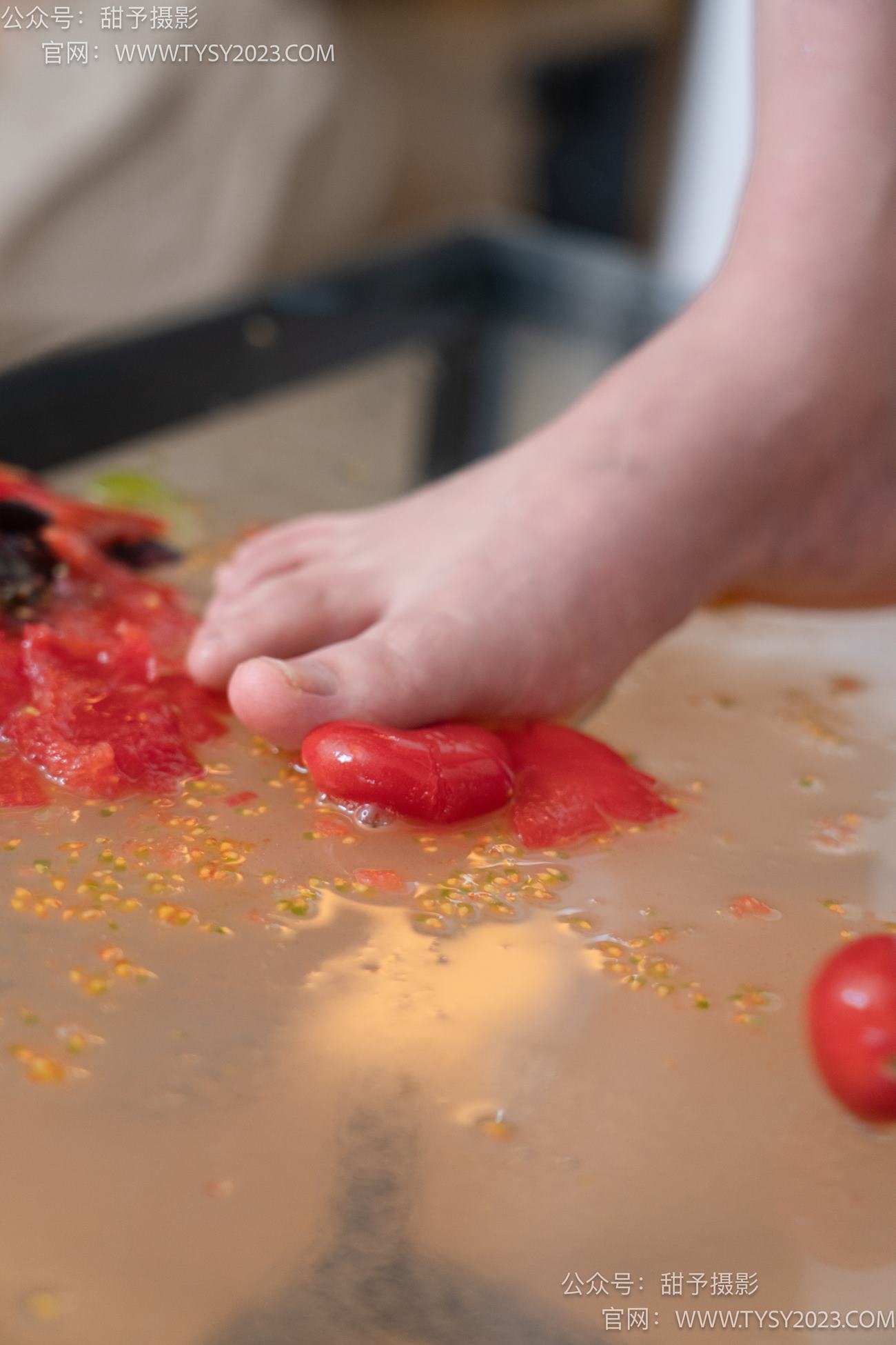 图片[125]-甜予摄影 NO.080期：璇璇-校服、板鞋、裸足、光脚踩小西红柿葡萄的剧情[134P] – 速更版-美库