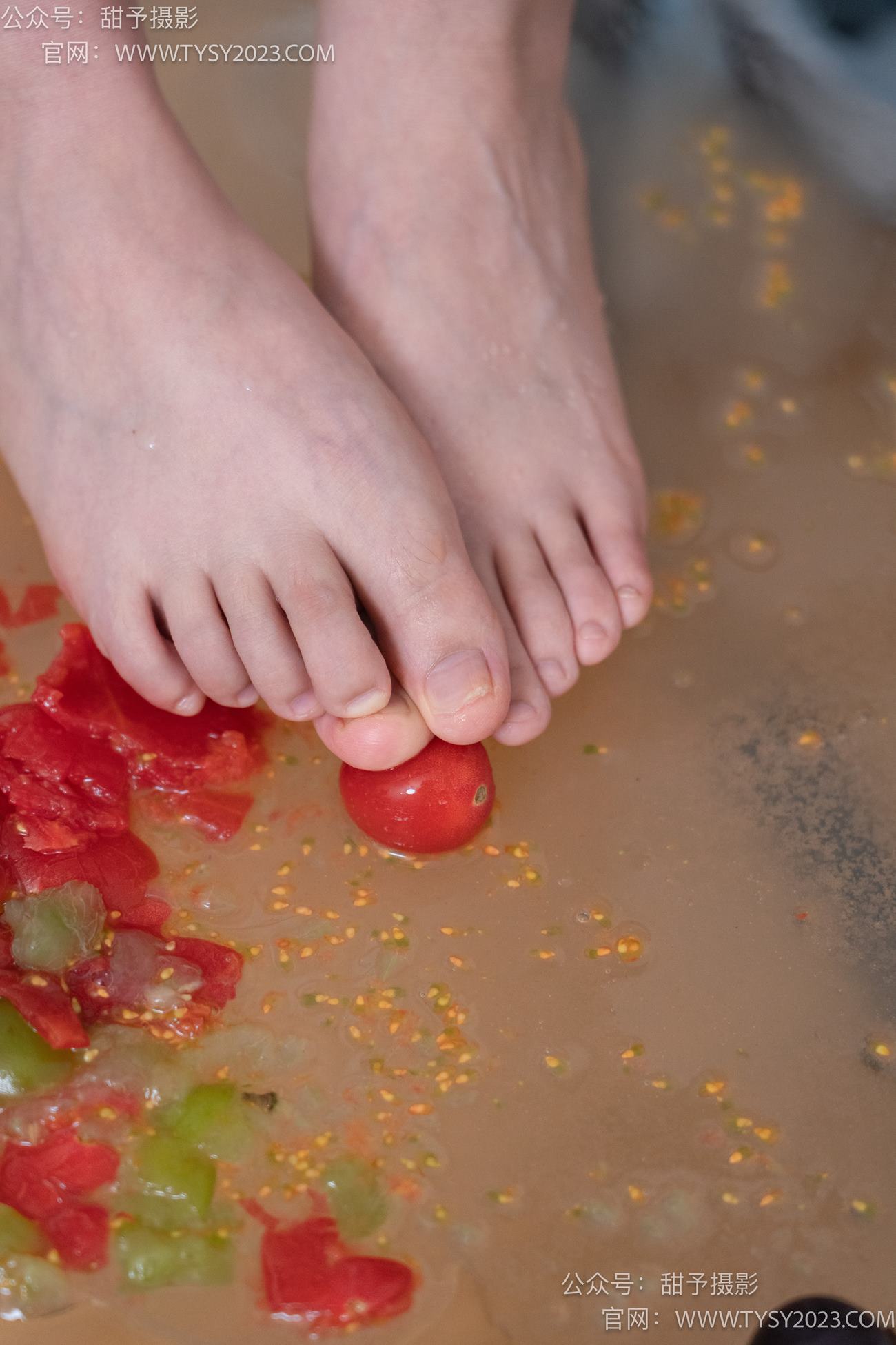 图片[128]-甜予摄影 NO.080期：璇璇-校服、板鞋、裸足、光脚踩小西红柿葡萄的剧情[134P] – 速更版-美库