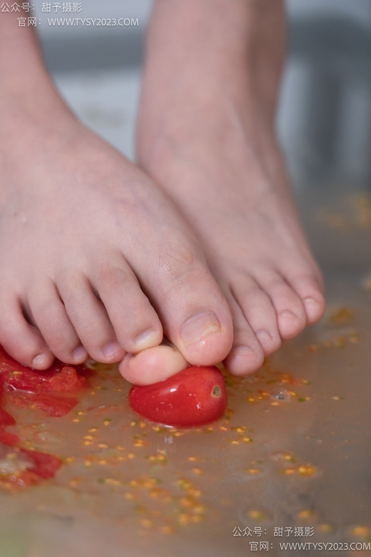 图片[129]-甜予摄影 NO.080期：璇璇-校服、板鞋、裸足、光脚踩小西红柿葡萄的剧情[134P] – 速更版-美库