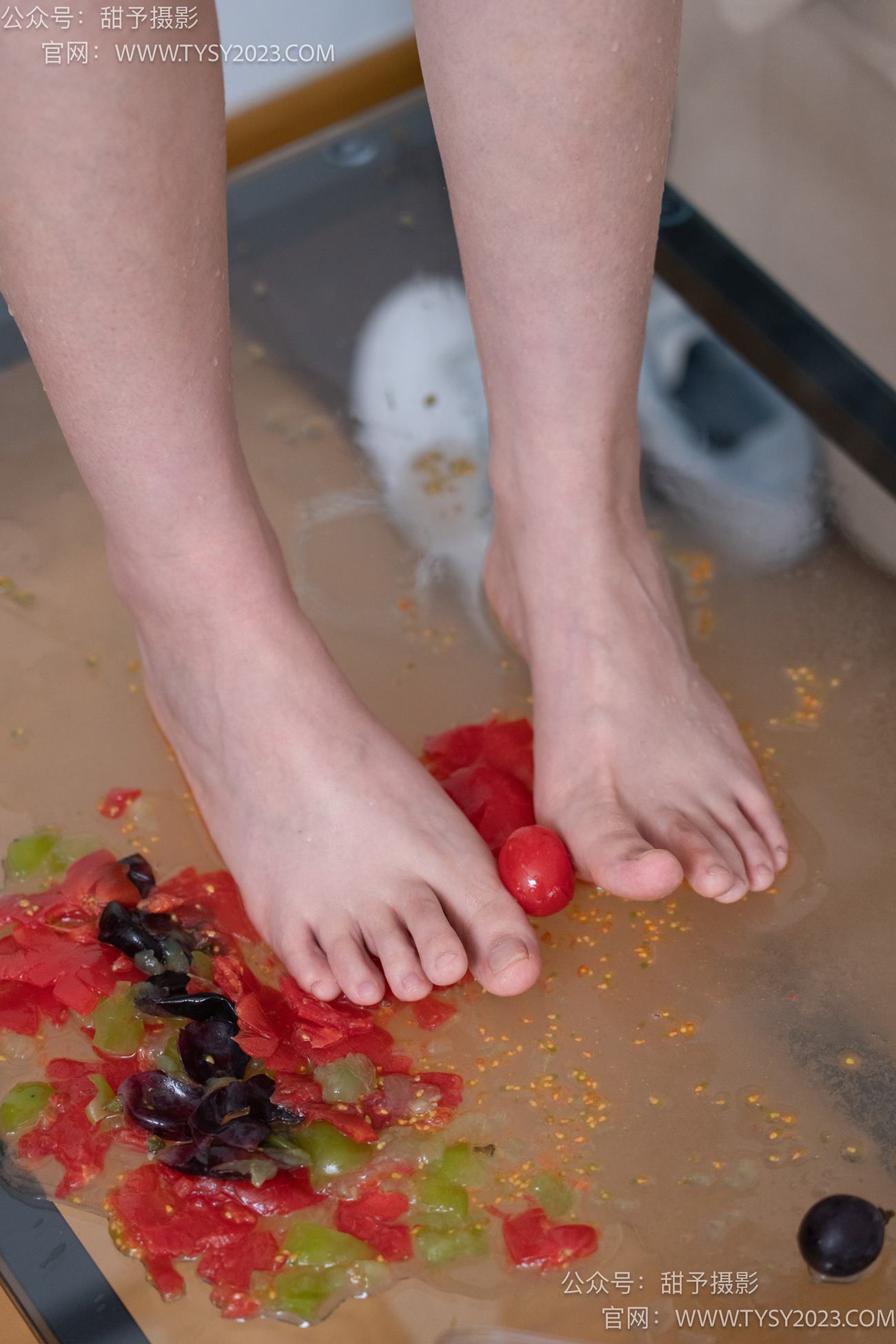 图片[131]-甜予摄影 NO.080期：璇璇-校服、板鞋、裸足、光脚踩小西红柿葡萄的剧情[134P] – 速更版-美库