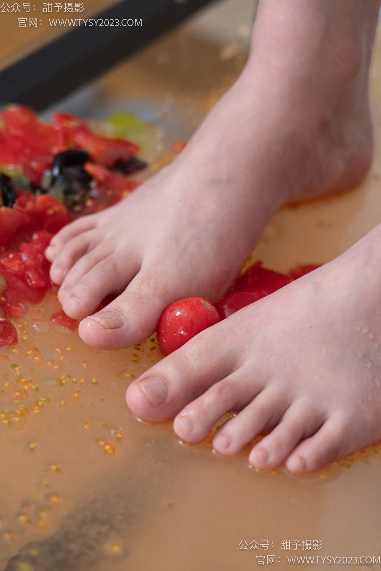 图片[134]-甜予摄影 NO.080期：璇璇-校服、板鞋、裸足、光脚踩小西红柿葡萄的剧情[134P] – 速更版-美库