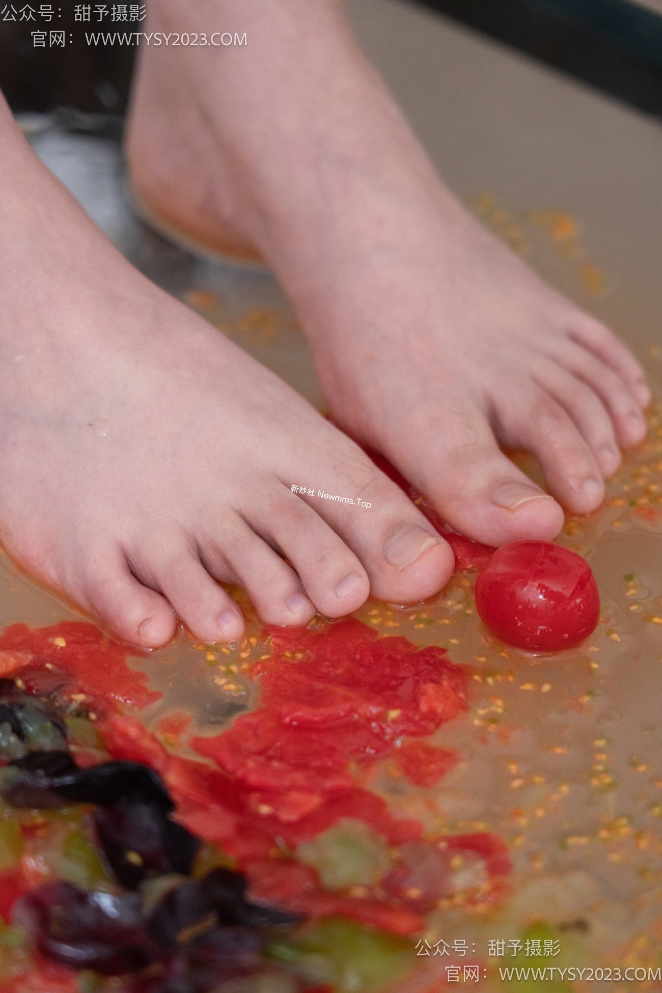 图片[135]-甜予摄影 NO.080期：璇璇-校服、板鞋、裸足、光脚踩小西红柿葡萄的剧情[134P] – 速更版-美库