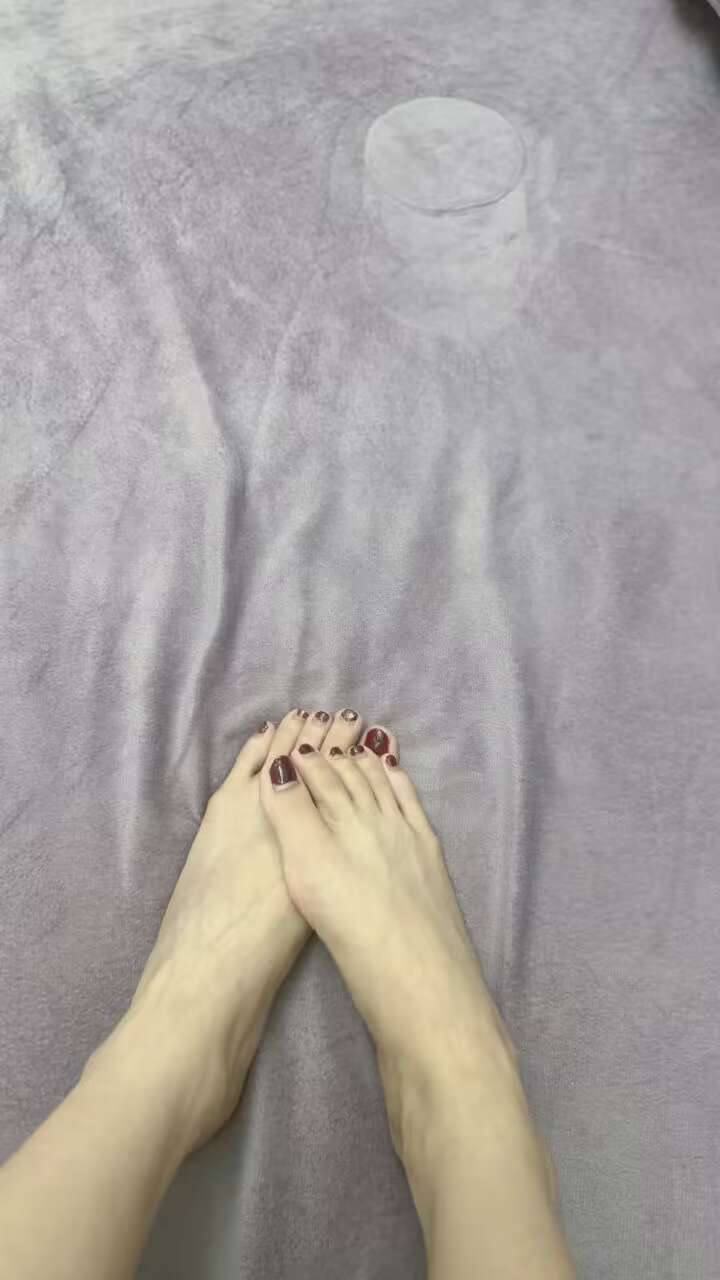 图片[11]-脚模面试脸足同框套路系列-073-呆萌红指甲妹妹各种姿势秀腿脚[15P] – 速更版-美库