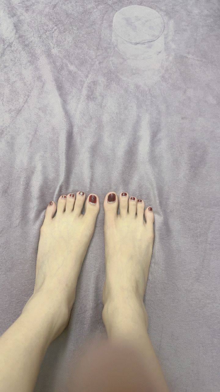 图片[12]-脚模面试脸足同框套路系列-073-呆萌红指甲妹妹各种姿势秀腿脚[15P] – 速更版-美库