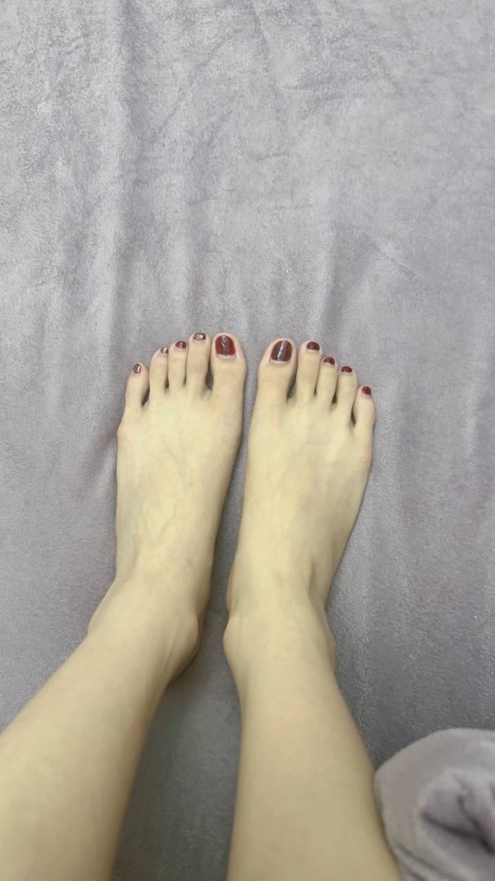 图片[14]-脚模面试脸足同框套路系列-073-呆萌红指甲妹妹各种姿势秀腿脚[15P] – 速更版-美库