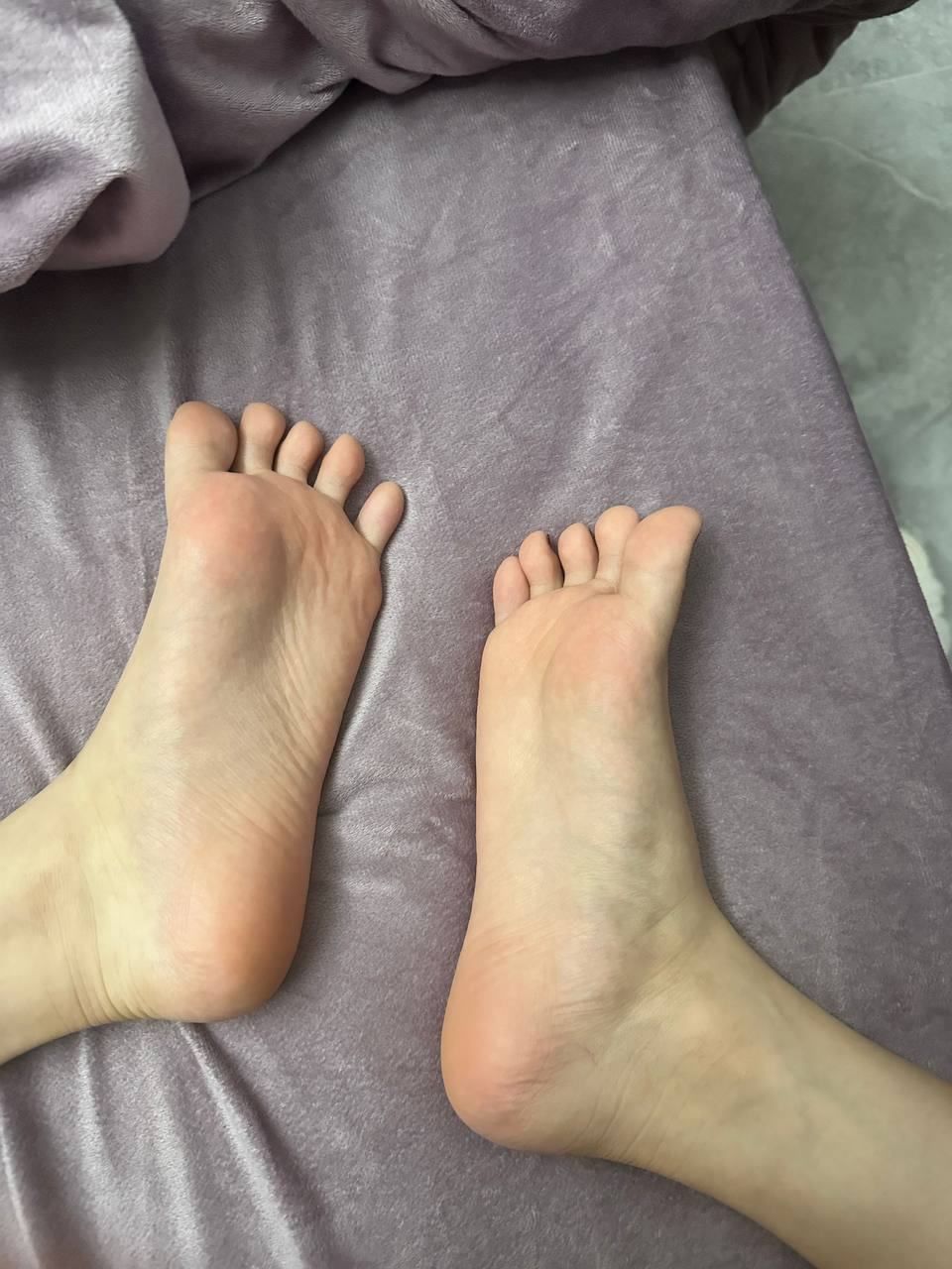 图片[15]-脚模面试脸足同框套路系列-073-呆萌红指甲妹妹各种姿势秀腿脚[15P] – 速更版-美库