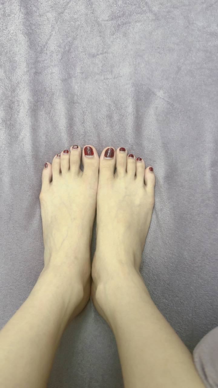 图片[16]-脚模面试脸足同框套路系列-073-呆萌红指甲妹妹各种姿势秀腿脚[15P] – 速更版-美库