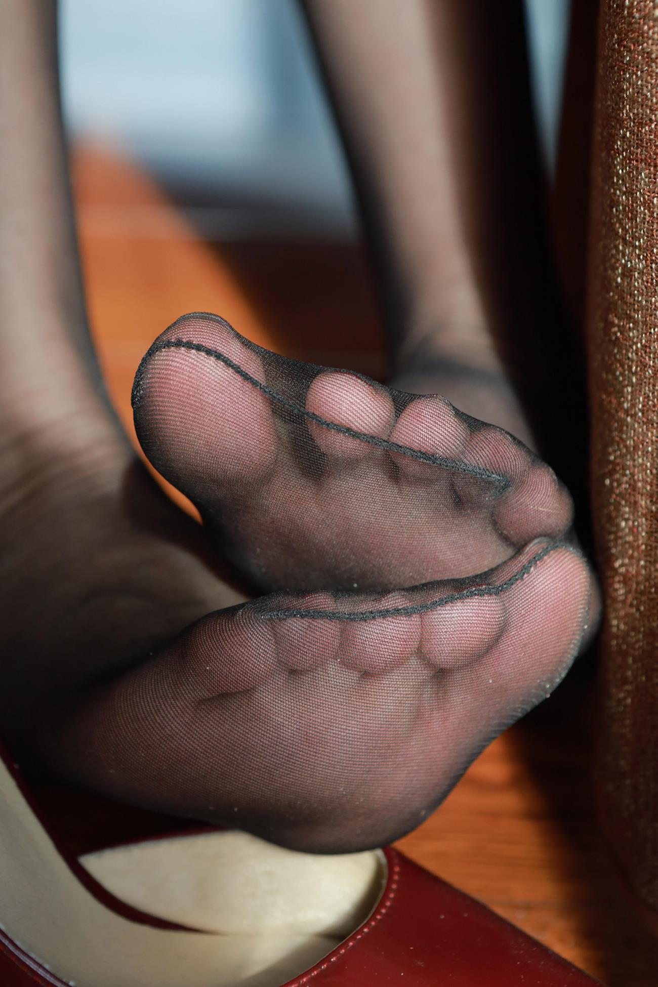 图片[11]-[IESS异思趣向] 2024.10.31 丝享家1886：团团《红色带子》[95P] – 速更版-美库