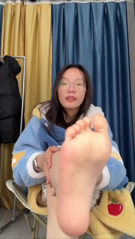 图片[12]-脚模面试脸足同框套路系列-096 秀腿脚 [18P] – 速更版-美库