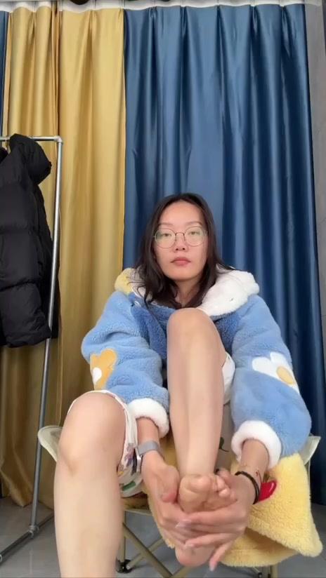 图片[14]-脚模面试脸足同框套路系列-096 秀腿脚 [18P] – 速更版-美库