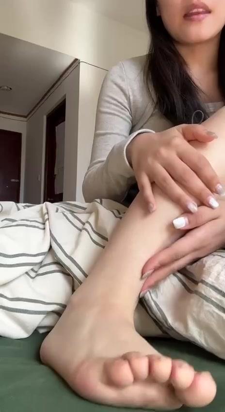 图片[15]-脚模面试脸足同框套路系列-096 秀腿脚 [18P] – 速更版-美库