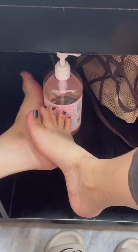 图片[28]-脚模面试脸足同框套路系列-097 甜甜 上海166 93 37[34P] – 速更版-美库