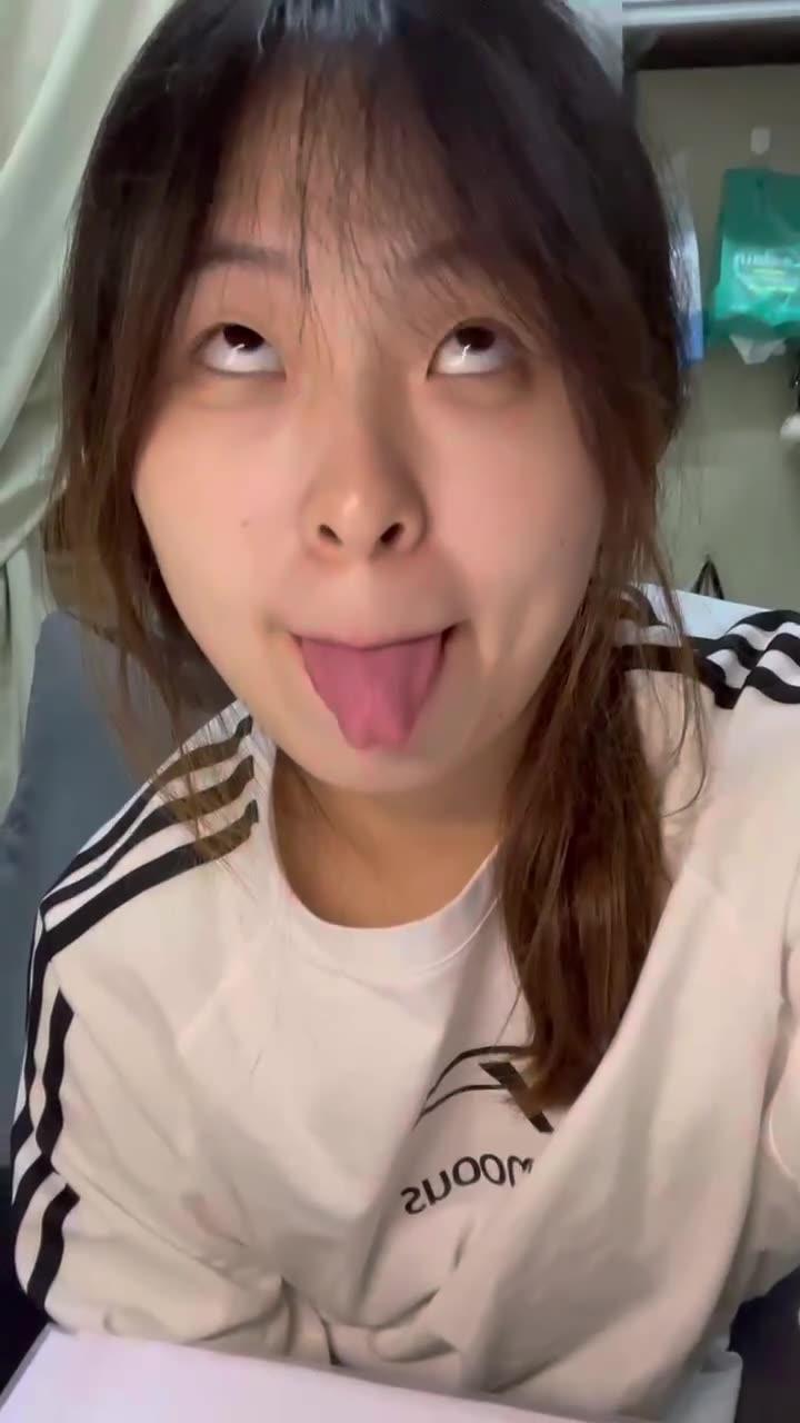 图片[17]-脚模面试脸足同框套路系列-098 女大表情丰富展示脚底 模拟zj[30P] – 速更版-美库