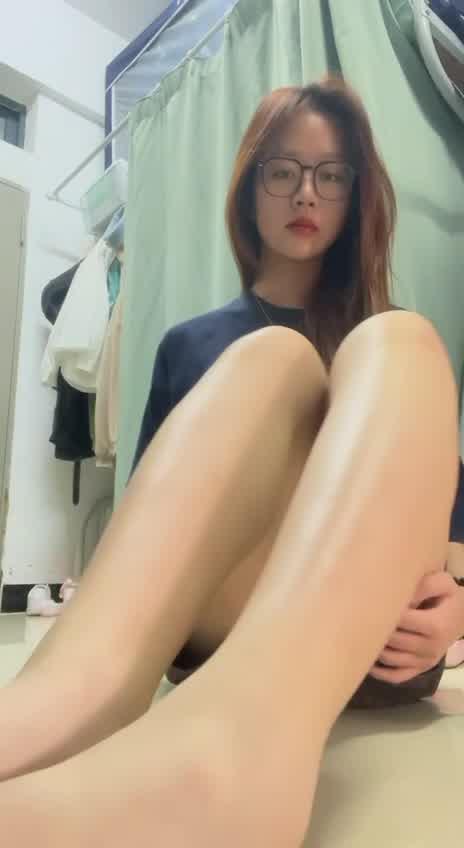 图片[18]-脚模面试脸足同框套路系列-099 女大宿舍展示[26P] – 速更版-美库