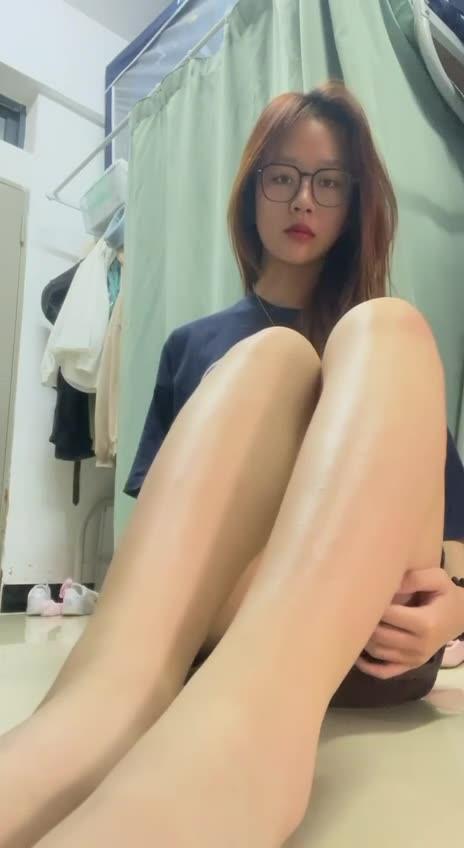 图片[21]-脚模面试脸足同框套路系列-099 女大宿舍展示[26P] – 速更版-美库