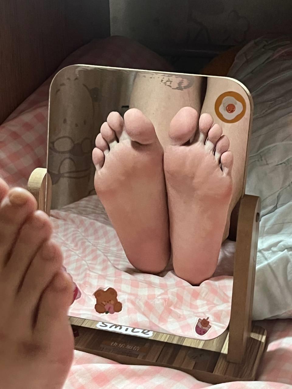 图片[31]-脚模面试脸足同框套路系列-104 宿舍拍脚的学姐[38P] – 速更版-美库