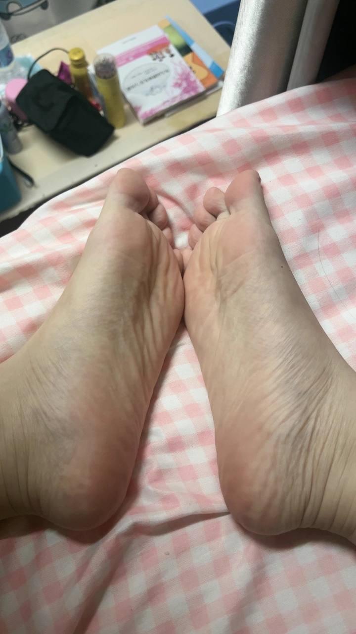 图片[33]-脚模面试脸足同框套路系列-104 宿舍拍脚的学姐[38P] – 速更版-美库