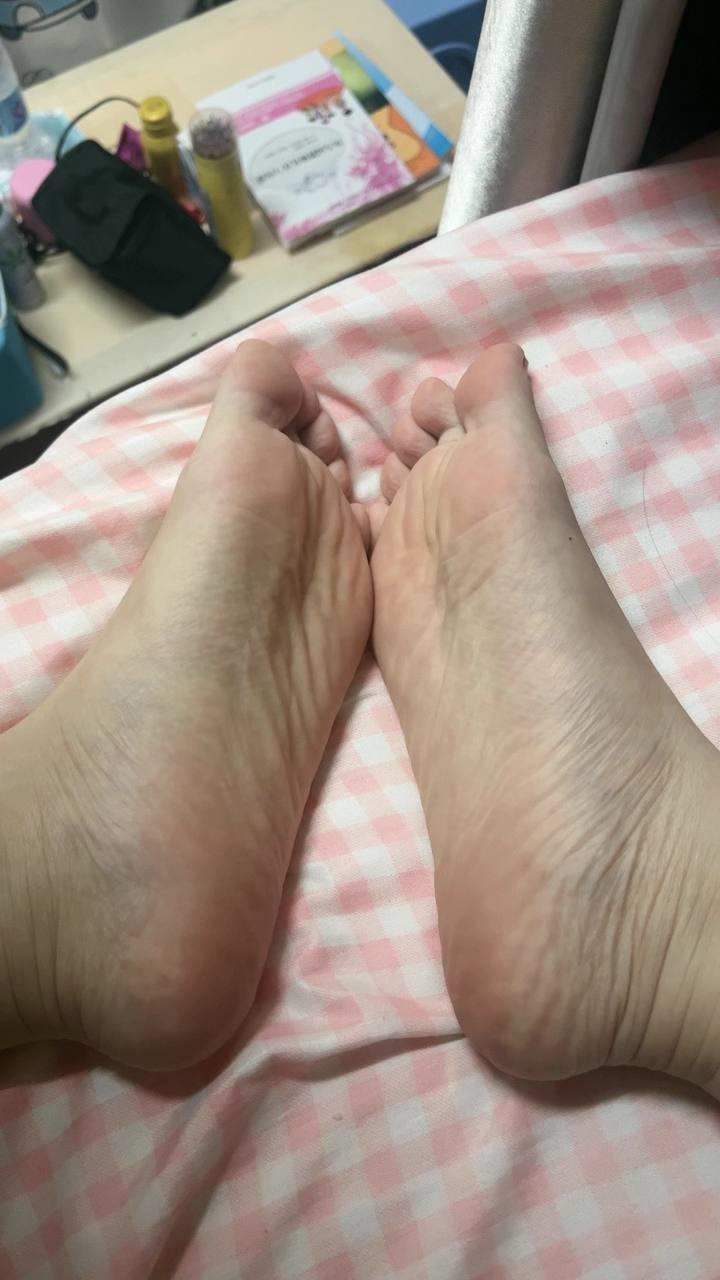 图片[34]-脚模面试脸足同框套路系列-104 宿舍拍脚的学姐[38P] – 速更版-美库