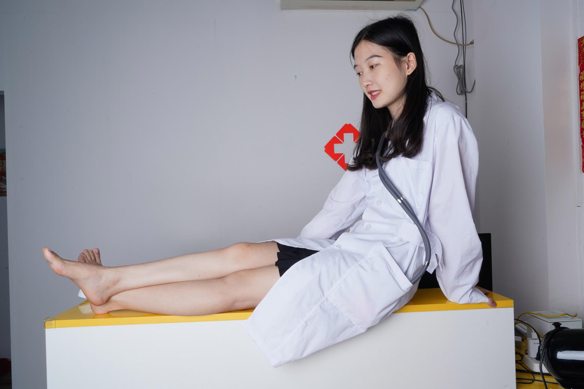 图片[17]-Pary摄影 NO.155 燕玲“医生”展示36码可爱小嫩脚 上集[61P] – 速更版-美库