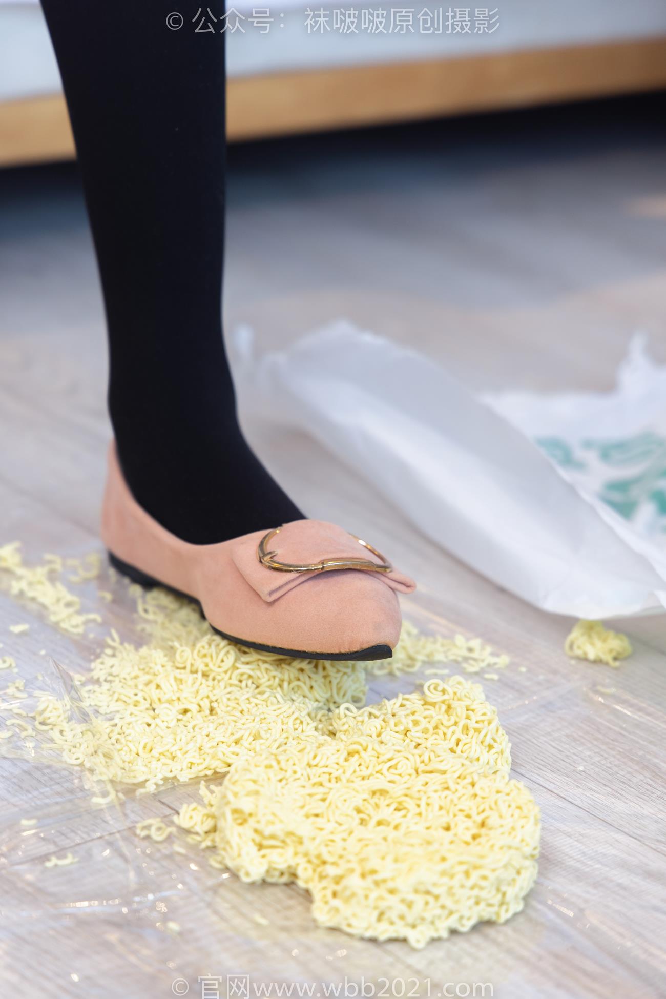 图片[113]-[BoBoSocks袜啵啵]NO.447 小甜豆 平底鞋、厚黑丝、踩方便面、圣女果、橘子、巧克力蛋糕剧情[140P] – 速更版-美库