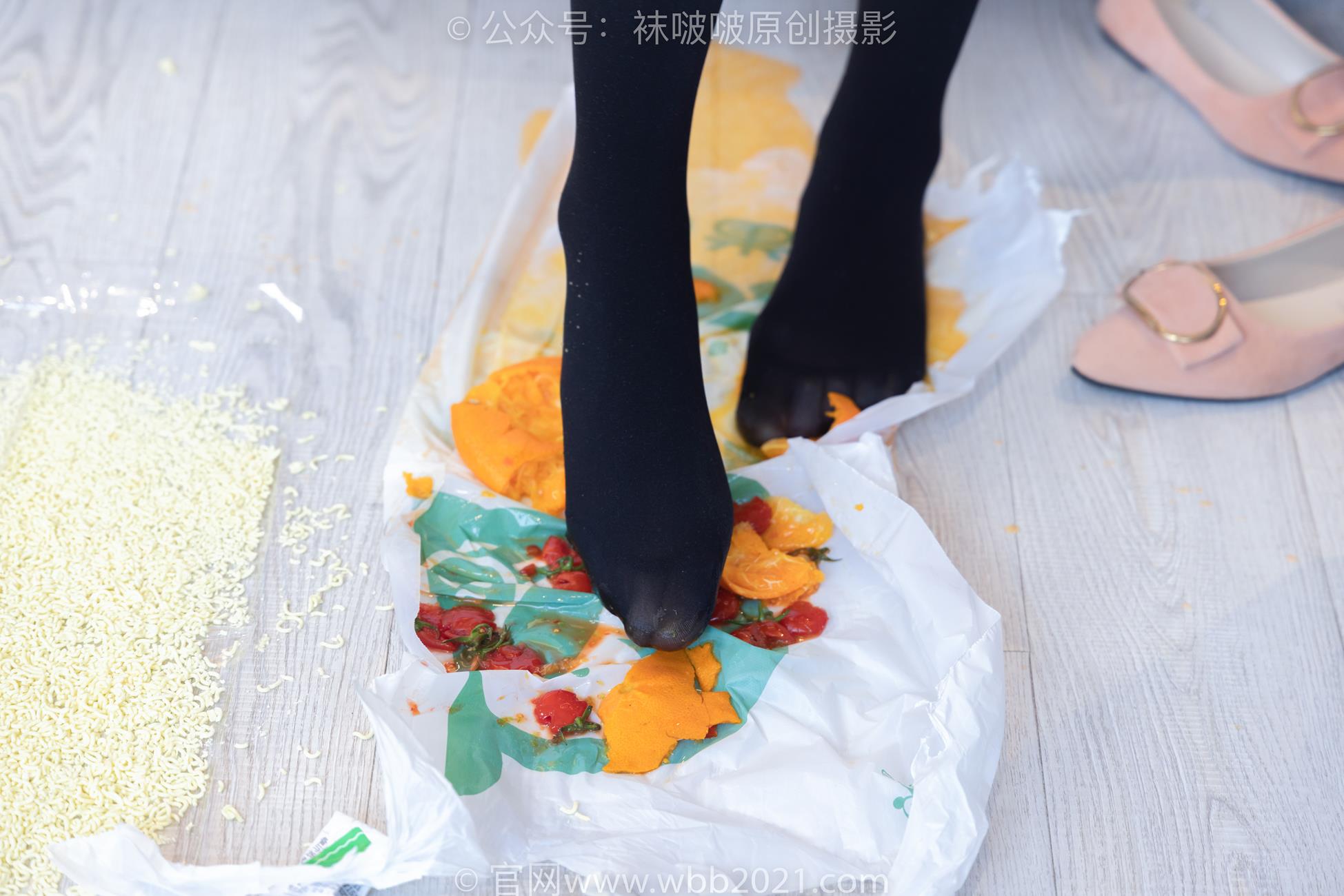 图片[127]-[BoBoSocks袜啵啵]NO.447 小甜豆 平底鞋、厚黑丝、踩方便面、圣女果、橘子、巧克力蛋糕剧情[140P] – 速更版-美库