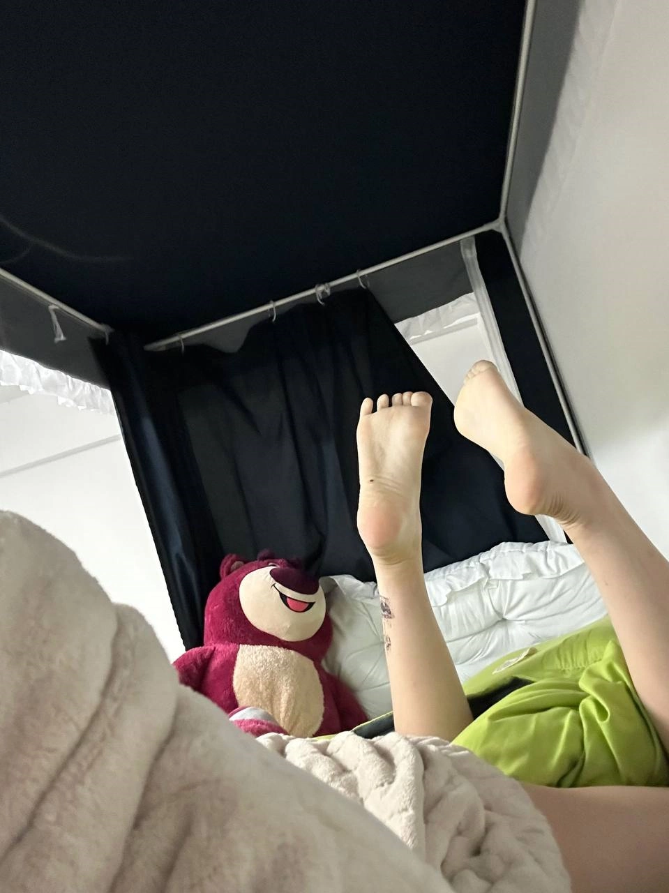 图片[24]-脚模面试脸足同框套路系列-109 纹身MM [24P] – 速更版-美库