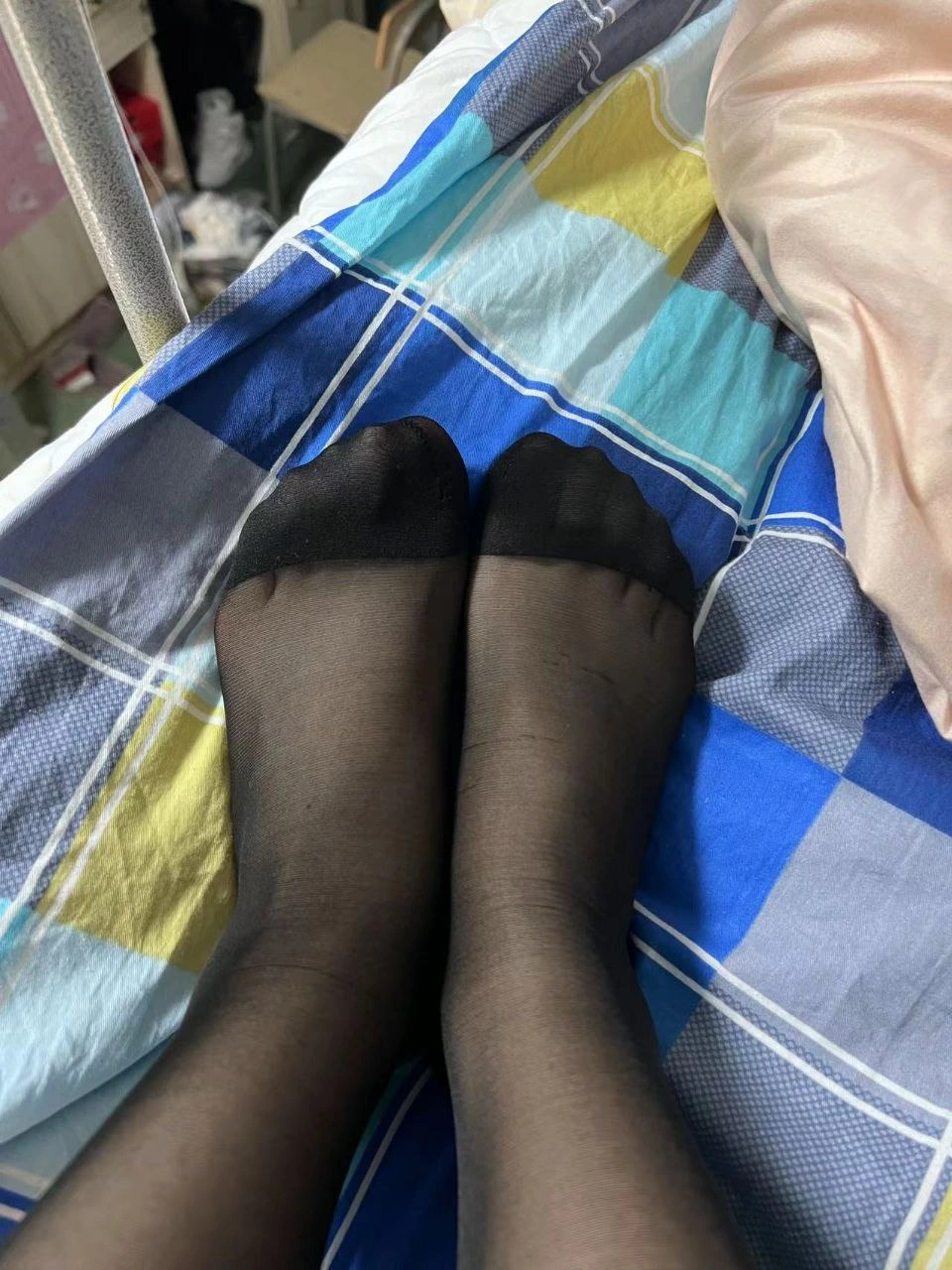 图片[12]-脚模面试脸足同框套路系列-121 宿舍黑丝内衣足底秀[15P] – 速更版-美库