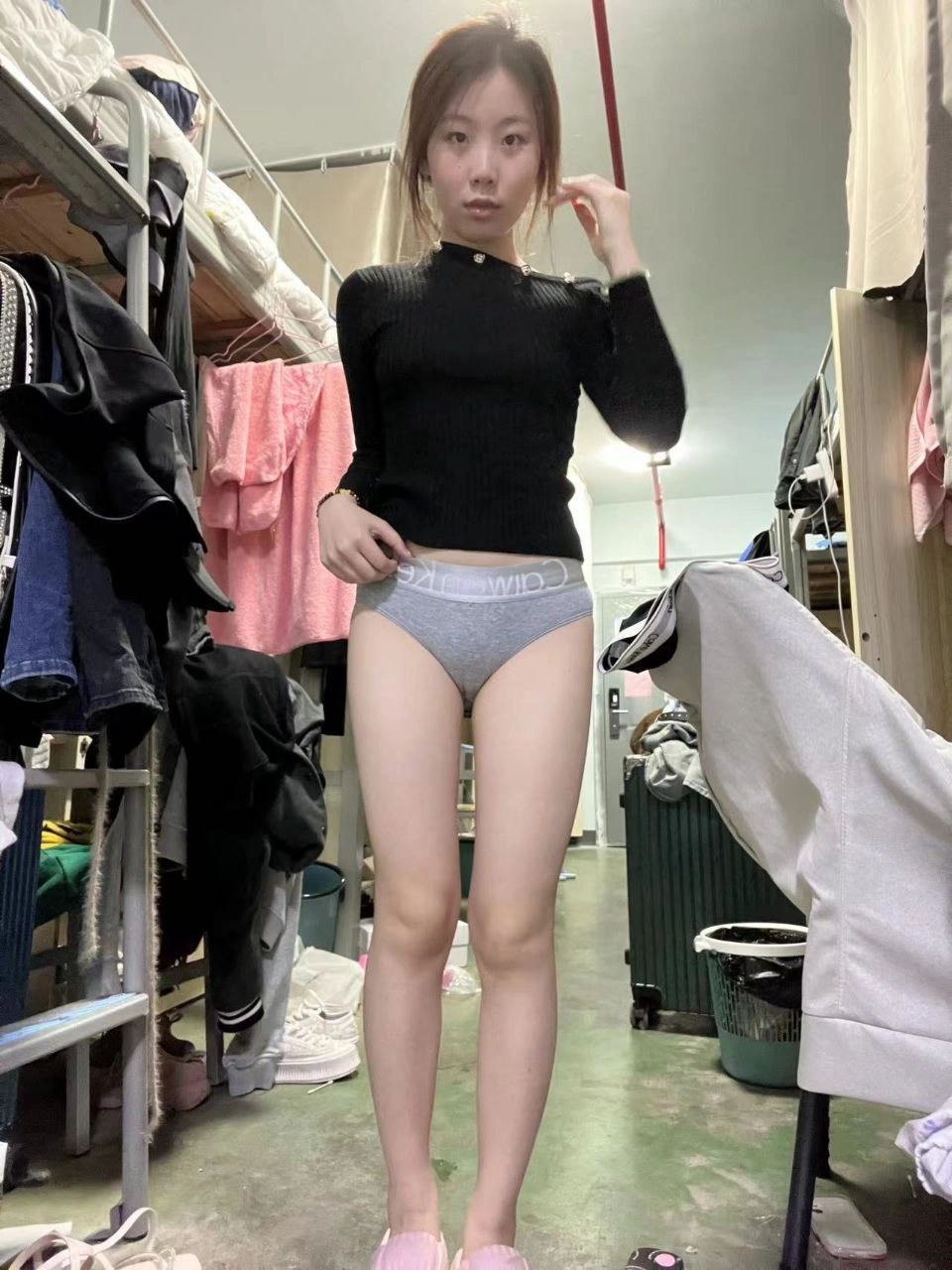 图片[14]-脚模面试脸足同框套路系列-121 宿舍黑丝内衣足底秀[15P] – 速更版-美库