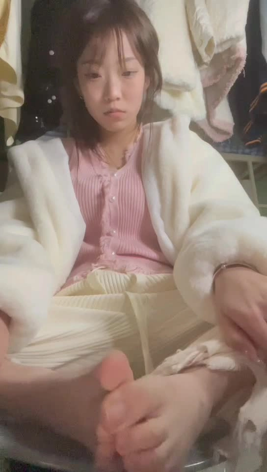 图片[32]-脚模面试脸足同框套路系列-123 模拟zj 俯视秀足 挑鞋[35P] – 速更版-美库