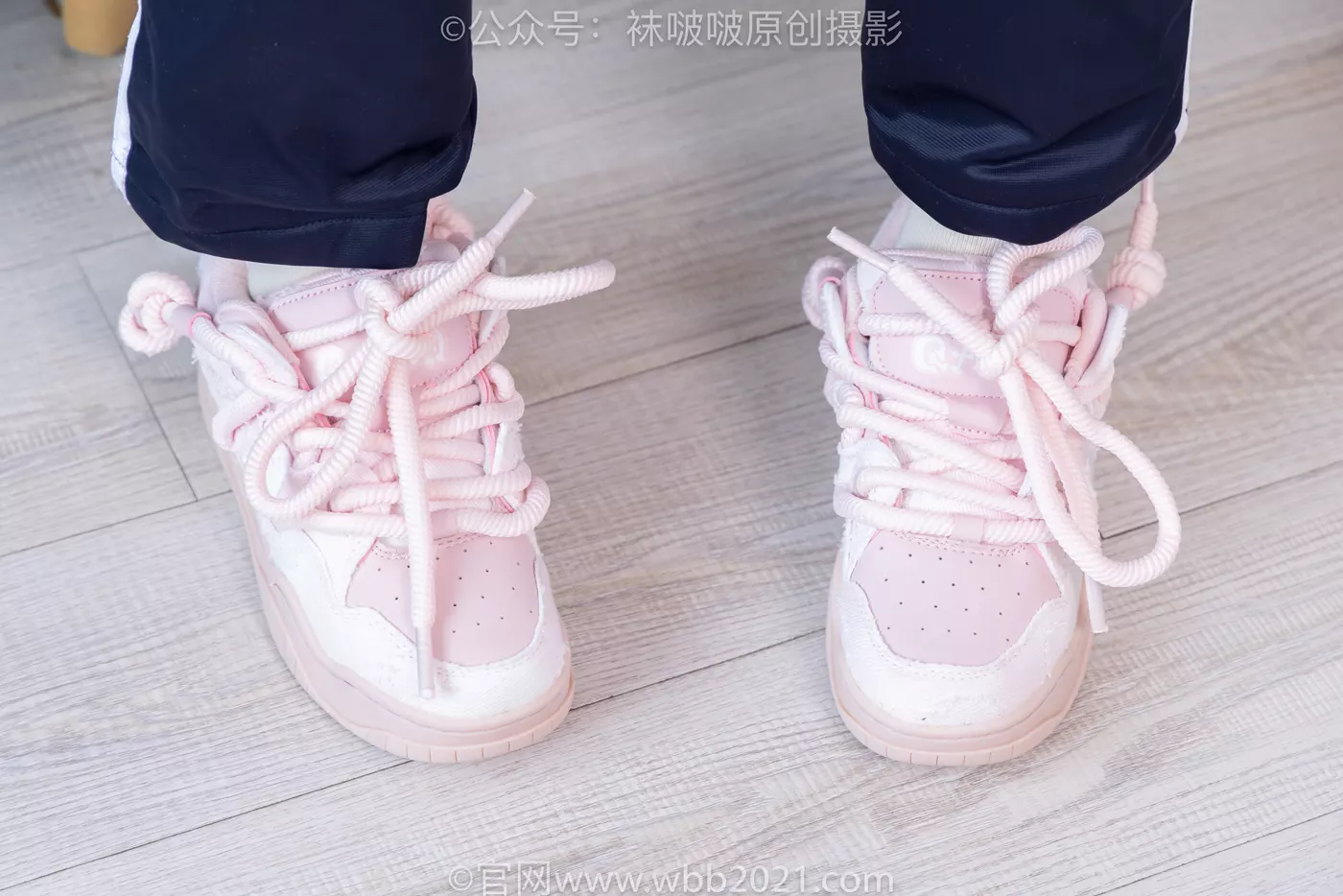 图片[20]-[BoBoSocks袜啵啵]NO.458 甜甜圈-板鞋、白棉袜、肉丝、校服裤里丝[100P] – 速更版-美库