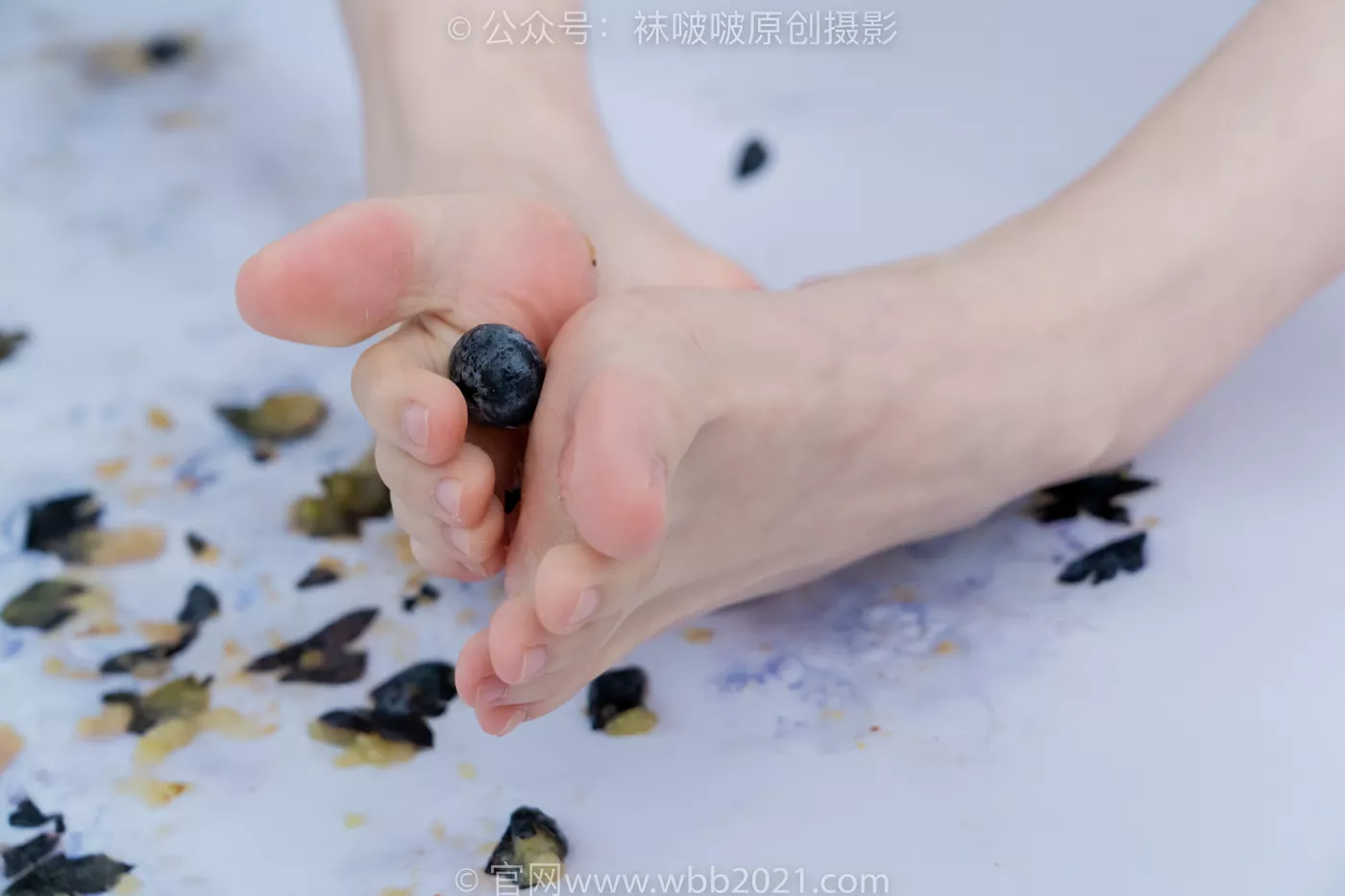 图片[121]-[BoBoSocks袜啵啵]NO.468 甜甜圈-高跟凉鞋、厚白丝、裸足、丝袜和裸足踩蓝莓剧情[150P] – 速更版-美库