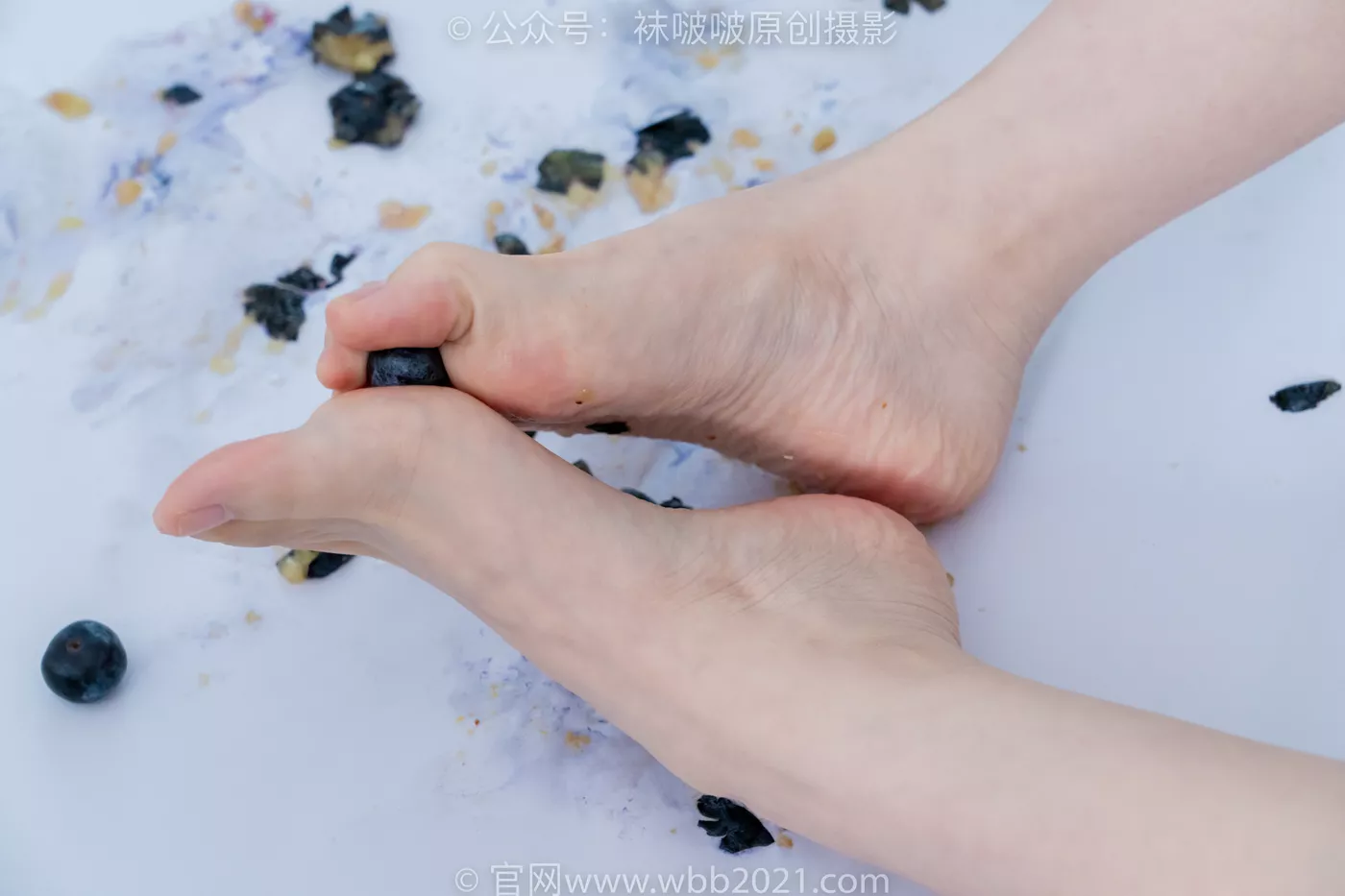 图片[123]-[BoBoSocks袜啵啵]NO.468 甜甜圈-高跟凉鞋、厚白丝、裸足、丝袜和裸足踩蓝莓剧情[150P] – 速更版-美库