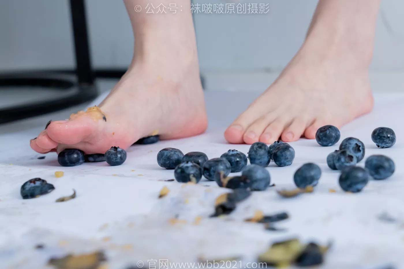 图片[126]-[BoBoSocks袜啵啵]NO.468 甜甜圈-高跟凉鞋、厚白丝、裸足、丝袜和裸足踩蓝莓剧情[150P] – 速更版-美库