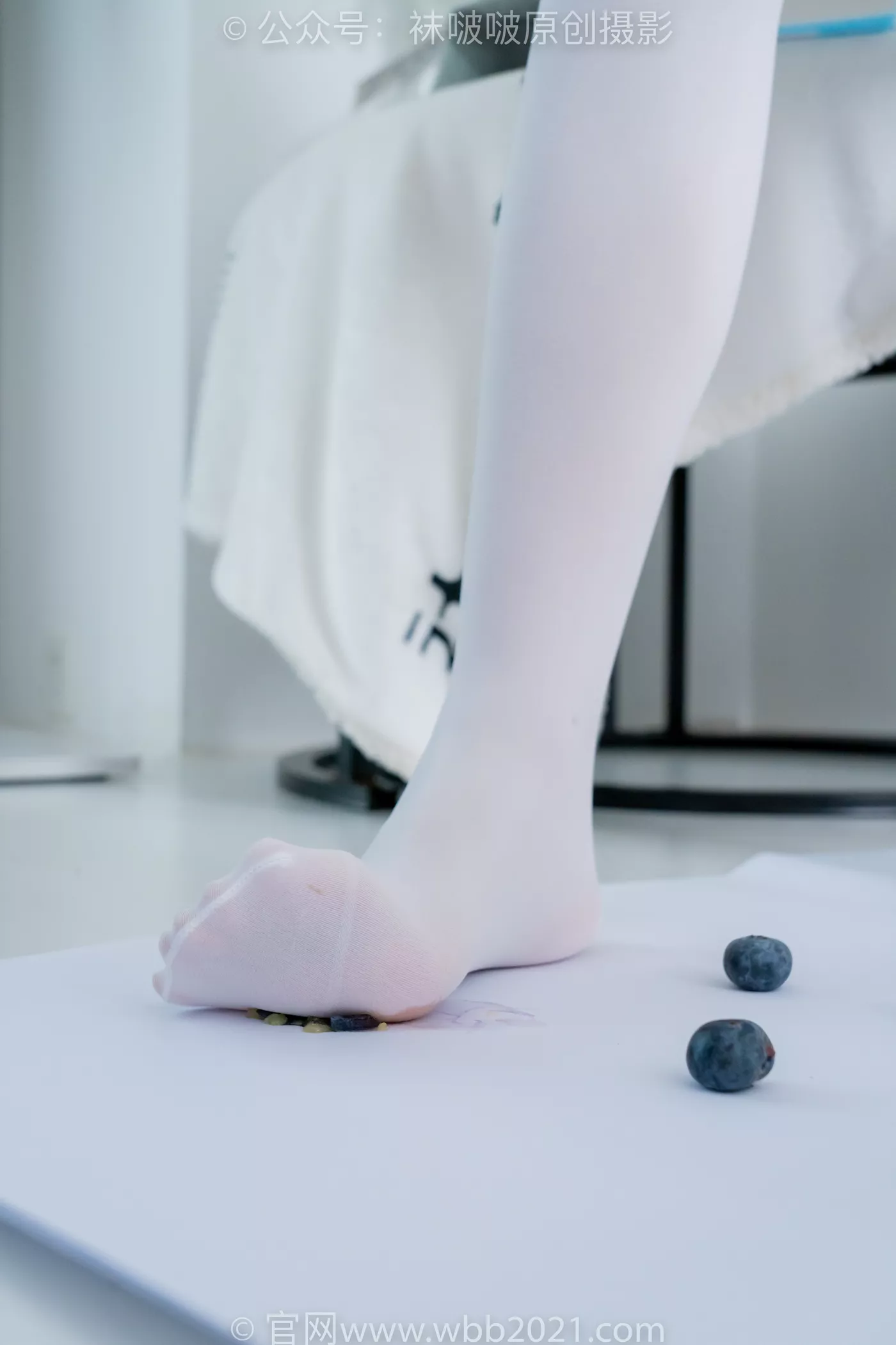 图片[132]-[BoBoSocks袜啵啵]NO.468 甜甜圈-高跟凉鞋、厚白丝、裸足、丝袜和裸足踩蓝莓剧情[150P] – 速更版-美库