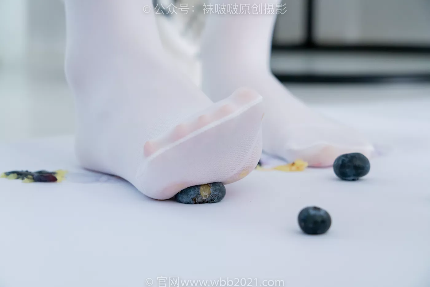 图片[133]-[BoBoSocks袜啵啵]NO.468 甜甜圈-高跟凉鞋、厚白丝、裸足、丝袜和裸足踩蓝莓剧情[150P] – 速更版-美库