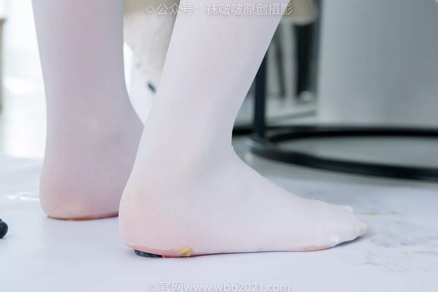 图片[138]-[BoBoSocks袜啵啵]NO.468 甜甜圈-高跟凉鞋、厚白丝、裸足、丝袜和裸足踩蓝莓剧情[150P] – 速更版-美库