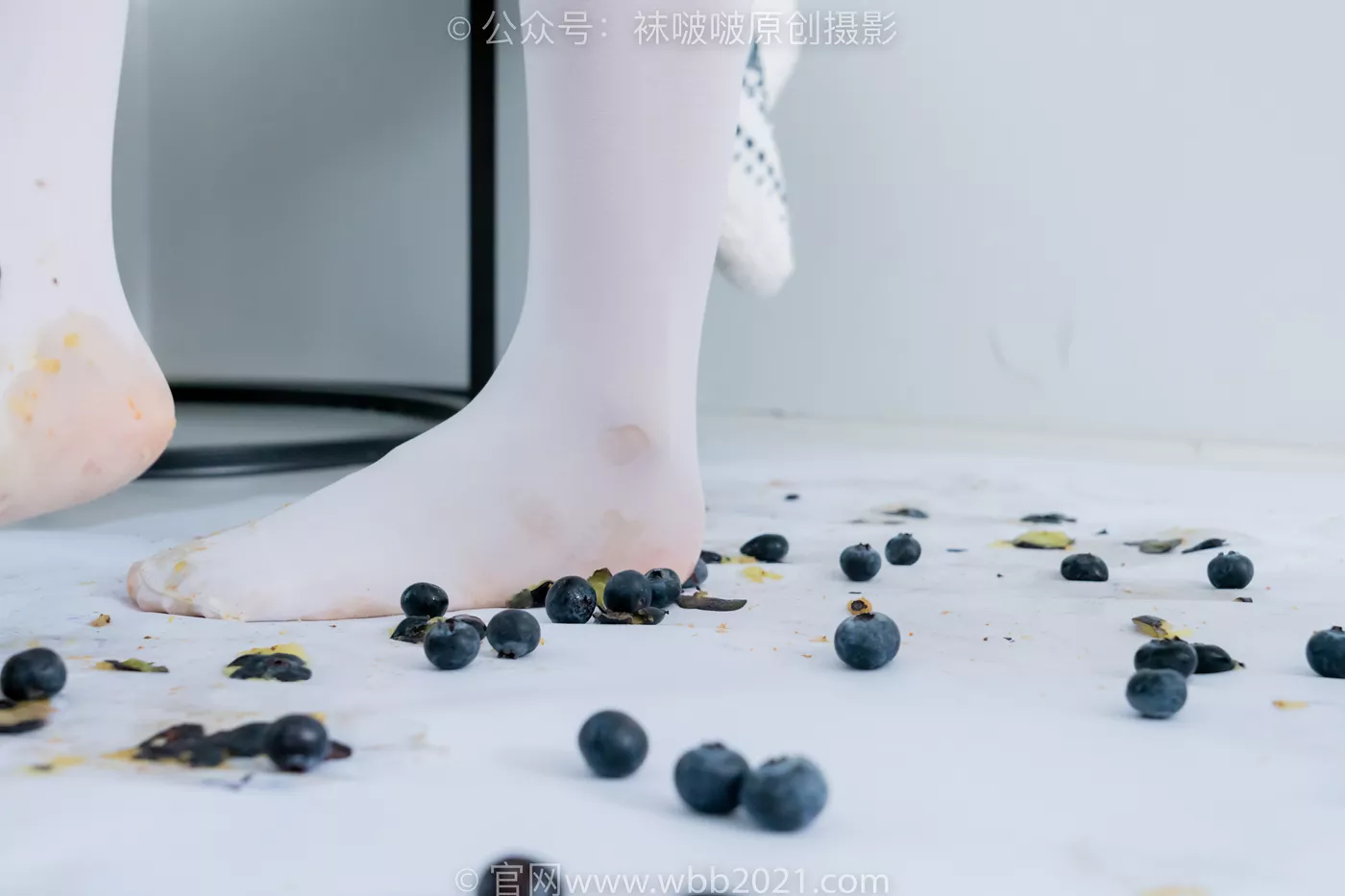 图片[142]-[BoBoSocks袜啵啵]NO.468 甜甜圈-高跟凉鞋、厚白丝、裸足、丝袜和裸足踩蓝莓剧情[150P] – 速更版-美库