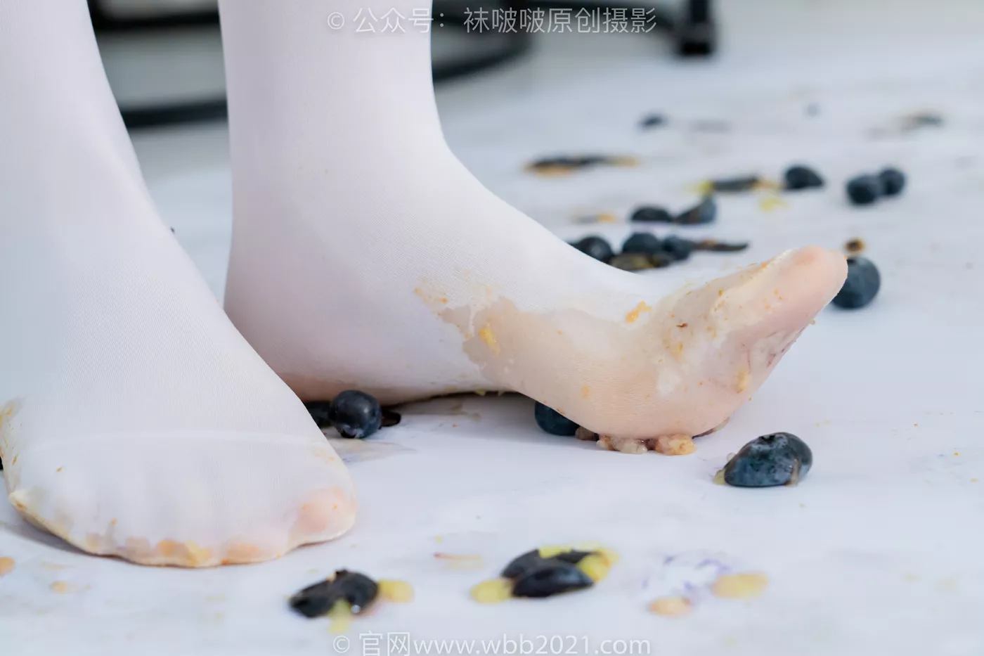 图片[146]-[BoBoSocks袜啵啵]NO.468 甜甜圈-高跟凉鞋、厚白丝、裸足、丝袜和裸足踩蓝莓剧情[150P] – 速更版-美库